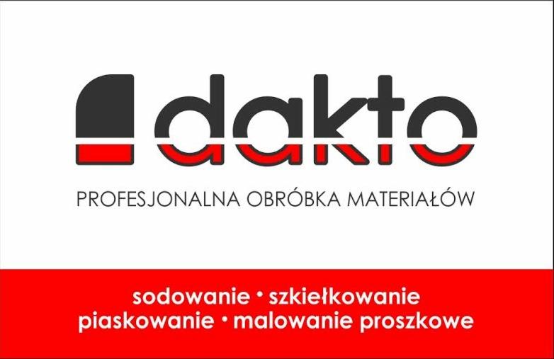Logo firmy Dakto specjalizującej się w profesjonalnej obróbce materiałów, w tym sodowaniu, szkiełkowaniu, piaskowaniu i malowaniu proszkowym.