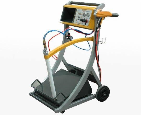 Przenośne urządzenie do malowania proszkowego z panelem sterowania, przewodami i pistoletem natryskowym, na tle czystego studia.