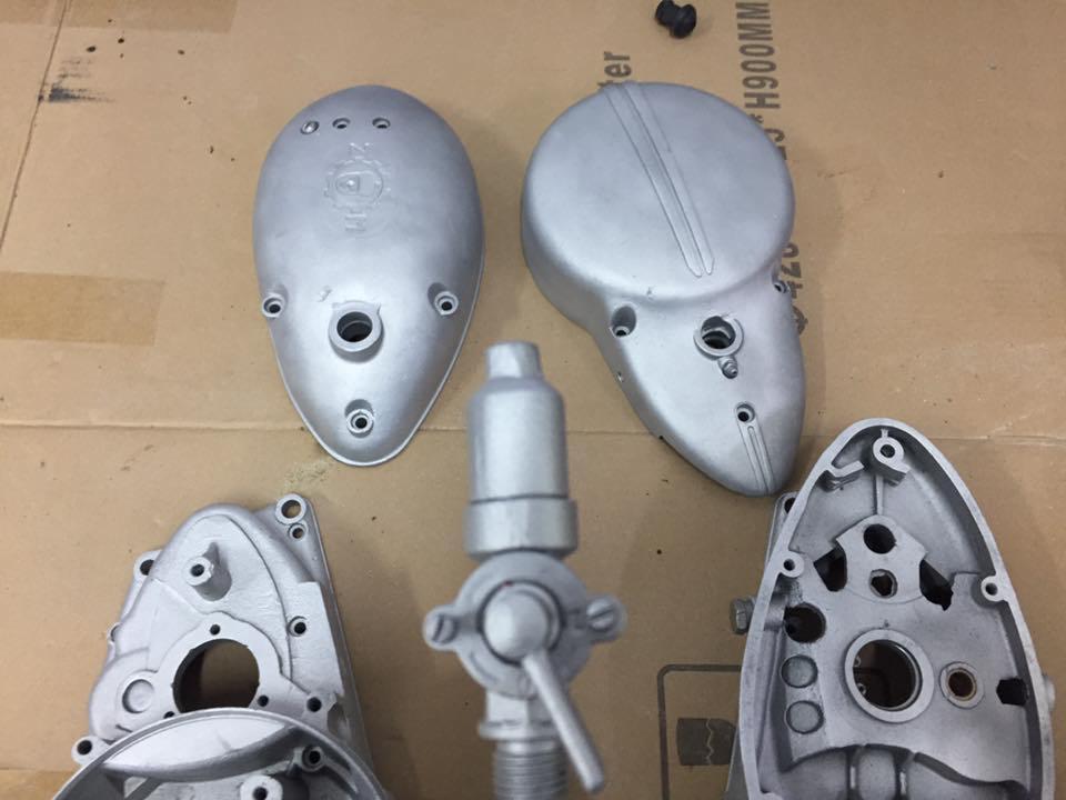 Metalowe elementy po piaskowaniu i malowaniu proszkowym, widoczne otwory montażowe i ślady obróbki.