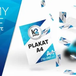 Grafika reklamowa drukarni internetowej k2print.pl prezentująca plakaty A4, ulotki składane DL i wizytówki w dynamicznej kompozycji z rozmytym tłem samochodu dostawczego.