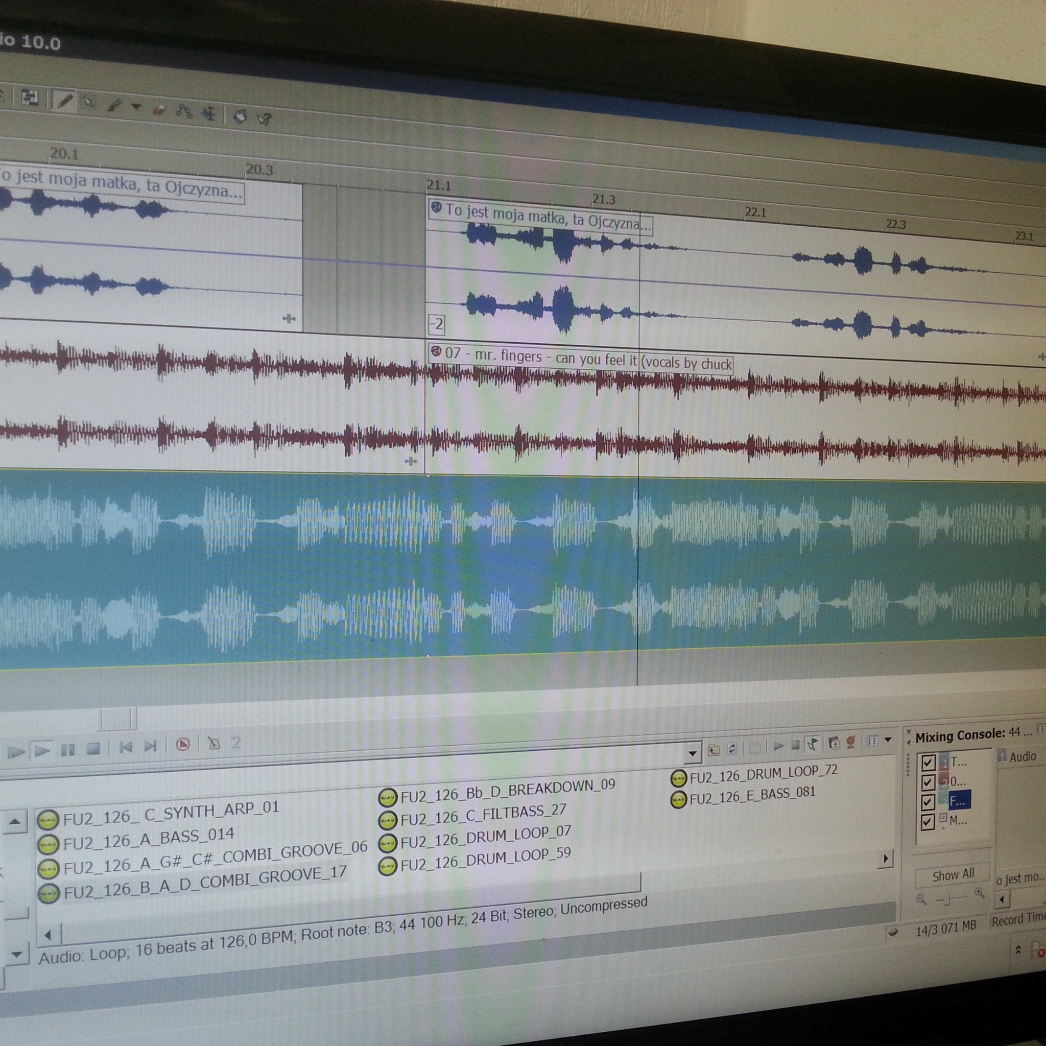 Ekran komputera z otwartym programem do edycji dźwięku. Widoczne ścieżki audio, nazwy plików i mikser. Detaliczny widok interfejsu DAW.