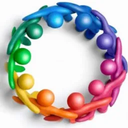 Kolorowy krąg z modeliny przedstawiający połączone figurki, symbolizujący jedność i współpracę.