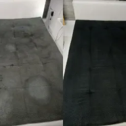 Tapicerka materaca z widoczną różnicą przed i po czyszczeniu: po lewej stronie szara, zabrudzona, po prawej stronie czysta, czarna i odświeżona.