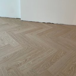 Podłoga Quick step jodełka DĄB RUMIANY VINYL CIRO 