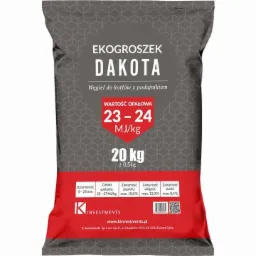 Szary worek ekogroszku Dakota o wadze 20 kg, przeznaczony do kotłów z podajnikiem, z widocznymi informacjami o wartości opałowej, zawartości popiołu, wilgoci i siarki oraz logo firmy K Investments.
