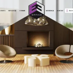 Wirtualna wizualizacja wnętrza biurowego z nowoczesnym kominkiem, dwoma fotelami i stolikiem w kształcie puzzli, widoczna górna część strony internetowej z zakładkami.