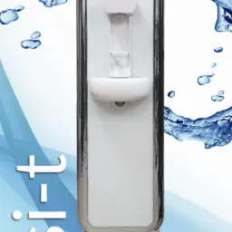 Nowoczesny dystrybutor wody z chromowanymi elementami, prezentowany na tle z motywem wody i logo firmy Auto Acqua.