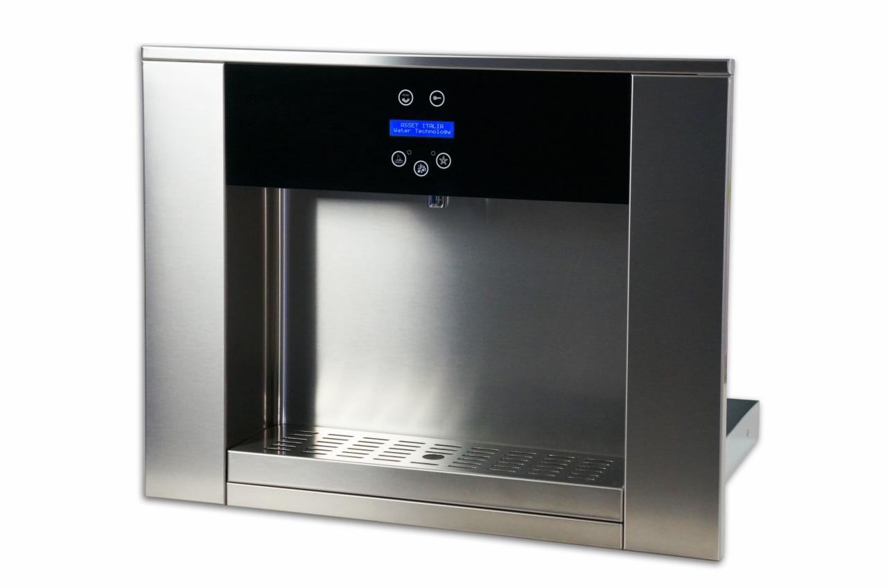 Nowoczesny, wbudowany dystrybutor wody ze stali nierdzewnej z czarnym panelem sterowania i wyświetlaczem LCD.