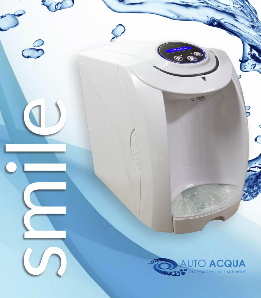 Biały dystrybutor wody Auto Acqua z elektronicznym wyświetlaczem na tle z motywem wody i logo firmy.