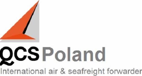Logo firmy QCS Poland, zajmującej się międzynarodową spedycją lotniczą i morską, z pomarańczowym trójkątem w lewym górnym rogu.