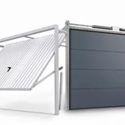 Dwie bramy garażowe segmentowe: szara zamknięta z poziomymi przetłoczeniami oraz biała otwarta z widoczną konstrukcją nośną i uchwytem.