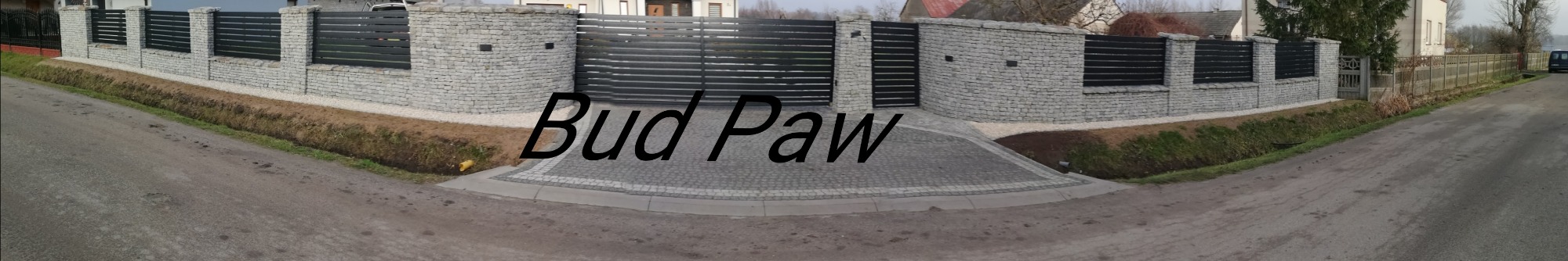 Nowoczesne ogrodzenie z poziomych, czarnych paneli zamontowanych na słupkach i podmurówce z jasnoszarego kamienia łupanego; brama wjazdowa o identycznej stylistyce.