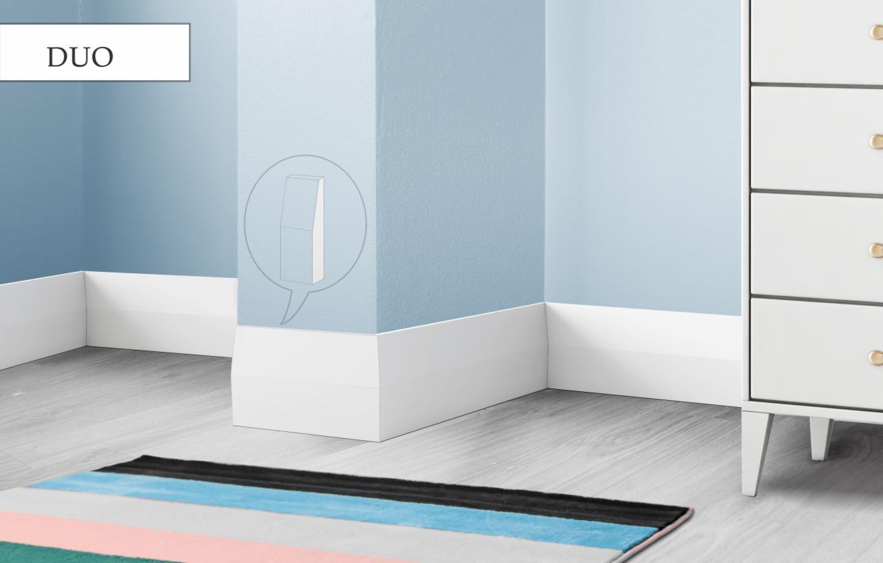 Nowoczesne białe listwy przypodłogowe w jasnoniebieskim pokoju, z fragmentem kolorowego dywanu i białej komody z szufladami.