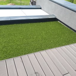 Montaż sztucznej trawy oraz desek kompozytowych tarasowych na dachu budynku - klient prywatny Rzeszów