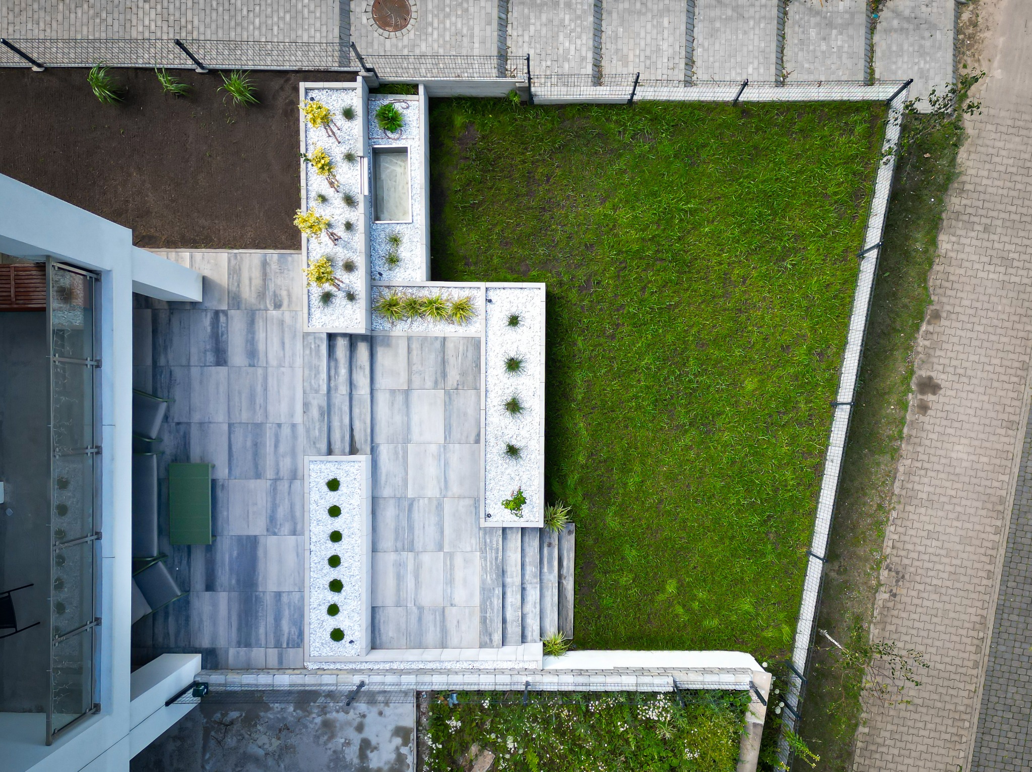 Mały ogród przyległy do zabudowy szeregowej,