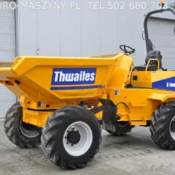 Żółta wywrotka budowlana Thwaites 6-tonowa, prezentowana przez firmę z Dębna, stoi na betonowej powierzchni przed szarą halą z widocznymi drzwiami garażowymi.