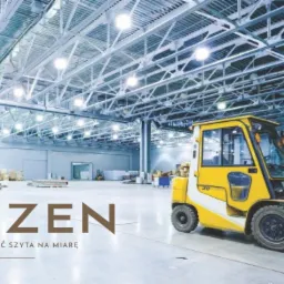 Ż&oacute;łty w&oacute;zek widłowy z czarnym masztem na tle magazynu z metalową konstrukcją dachu i oświetleniem, logo Finzen w lewym dolnym rogu.