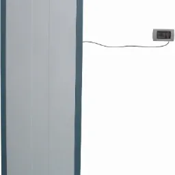 Stojąca pompa ciepła w obudowie z szarym panelem i ciemniejszymi, niebiesko-szarymi bokami, z podłączonym, prostokątnym panelem sterowania wiszącym na ścianie.