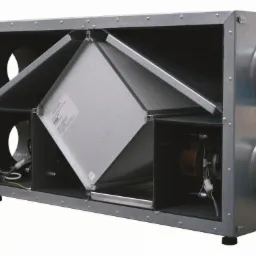 Centrala wentylacyjna z rekuperacją, widoczne filtry, wentylatory oraz przyłącza kanałów wentylacyjnych, obudowa metalowa.