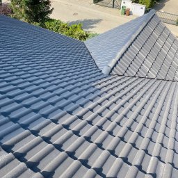 Wash Complex - Częściowo umyty, szary dach z dachówki ceramicznej, widok z góry. W tle zabudowa jednorodzinna i zieleń. Widoczna różnica w kolorze dachówek.