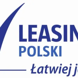 Niebieskie logo firmy leasingowej z symbolem odhaczenia i napisem 'LEASING POLSKI - łatwiej jest' z symbolem zastrzeżonym znaku towarowego.