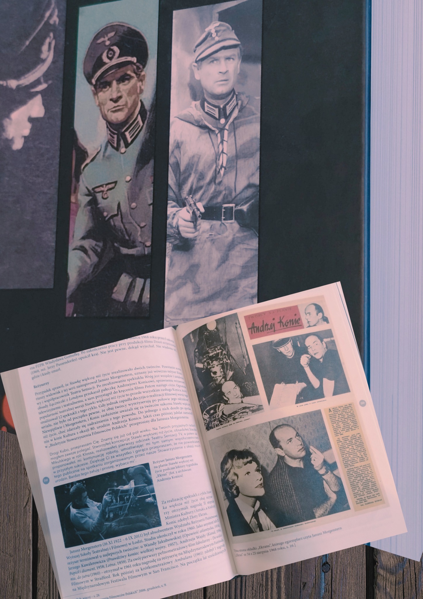 Strona z otwartego czasopisma przedstawiająca zdjęcia aktorów w kostiumach z filmu wojennego, w tym zbliżenia twarzy w mundurach i sceny akcji, oraz artykuły o reżyserach.