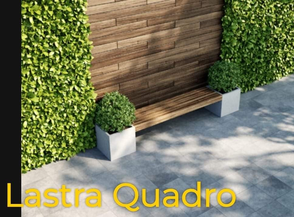 Nowoczesny taras w Jaworznie z drewnianą ławką, betonowymi donicami z bukszpanem i okładziną ścienną z paneli drewnianych, przylegający do ściany z roślinnością.