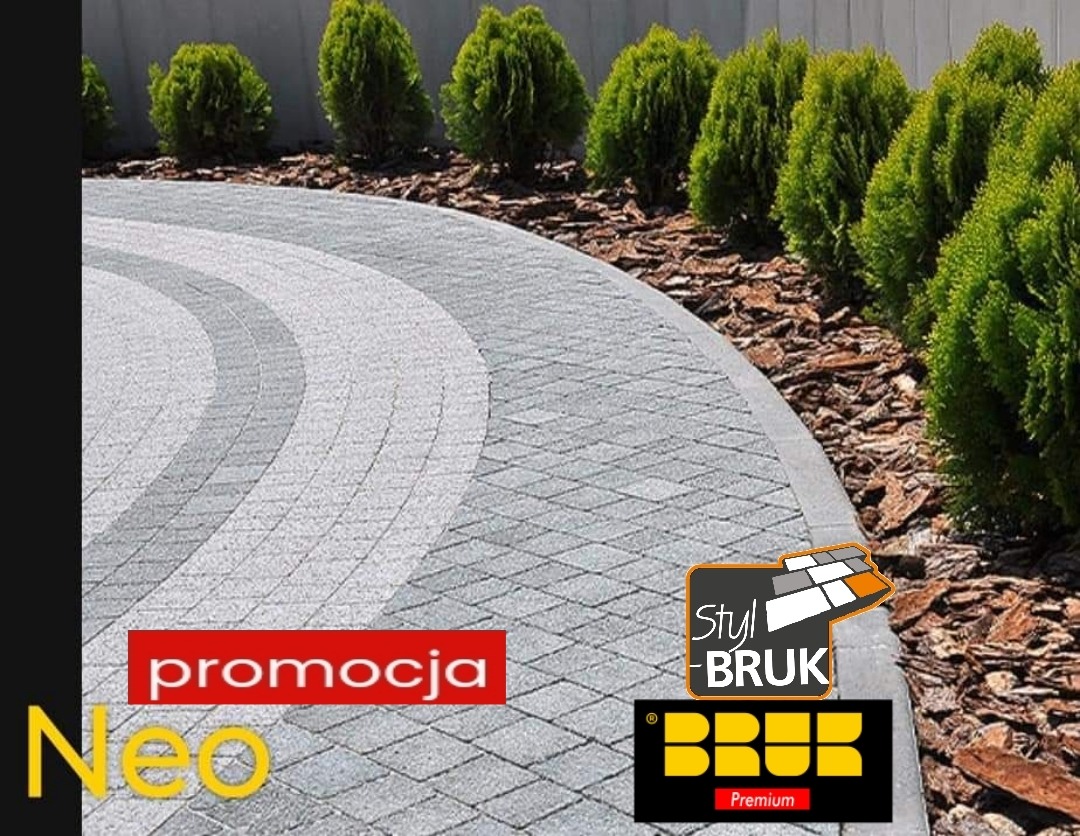 Aranżacja ścieżki ogrodowej z szarej nawierzchni ułożonej we wzór rybiej łuski, obrzeże z pojedynczych elementów, tło z tuj i kory, widoczne logo producenta i informacja o promocji.