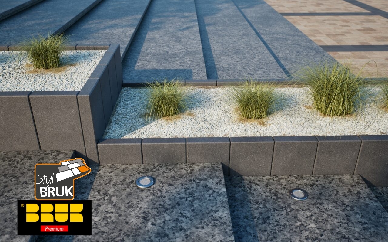 Szara nawierzchnia z kamienia naturalnego z wbudowanymi lampami oświetleniowymi i rabatami z białym grysem oraz trawami ozdobnymi, widoczny fragment logo producenta.