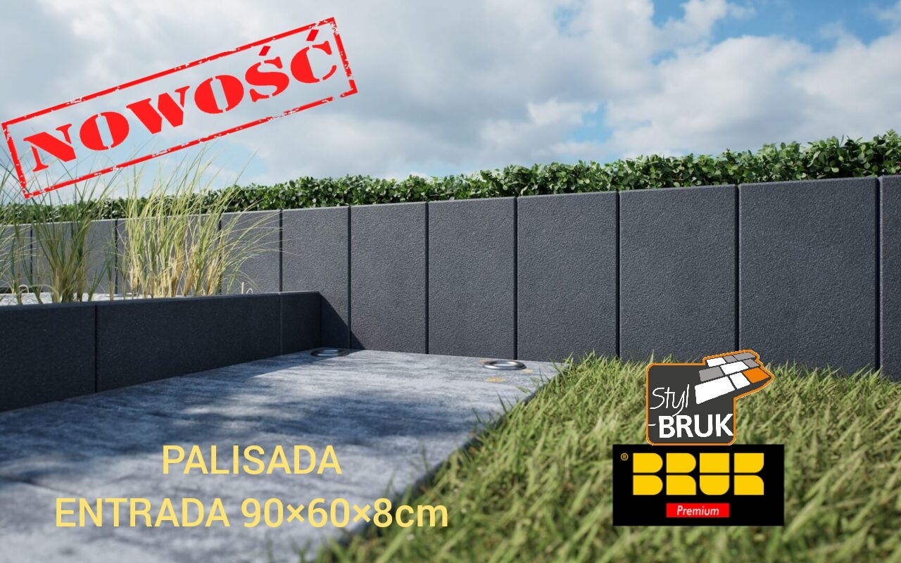Szary mur z pionowych elementów z oświetleniem w gruncie, trawa i krzewy w tle, oznaczenie 'Nowość' i logo producenta.