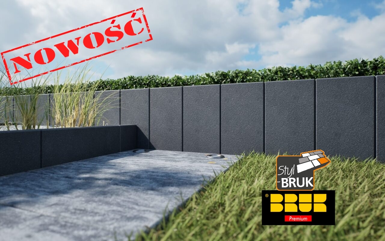 Nowoczesne ogrodzenie z prefabrykatów betonowych w kolorze grafitowym, z wbudowanym oświetleniem w nawierzchni i roślinnością w tle, prezentowane z logo producenta.