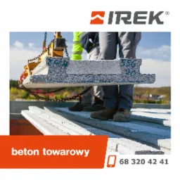 Montaż prefabrykowanego elementu betonowego na budowie za pomocą łańcucha dźwigowego, widoczni pracownicy w odzieży roboczej.