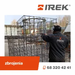 Spawanie szkieletu zbrojeniowego w Zielonej Górze, widoczny spawacz w masce ochronnej przy pracy, na drugim planie ciężarówka z materiałami budowlanymi.