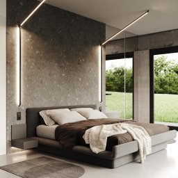 Design Studio Jacek Łuczak - Minimalistyczna sypialnia z łóżkiem na niskiej platformie, szarą ścianą z fakturą i nowoczesnym oświetleniem LED. Za oknem widok na zieleń.