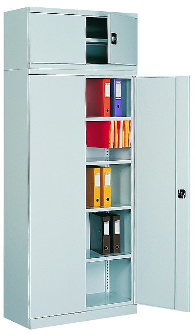 Metalowa szafa biurowa z otwartymi drzwiami, wypełniona segregatorami w różnych kolorach, z dodatkową szafką na górze z częściowo otwartymi drzwiami przesuwnymi.