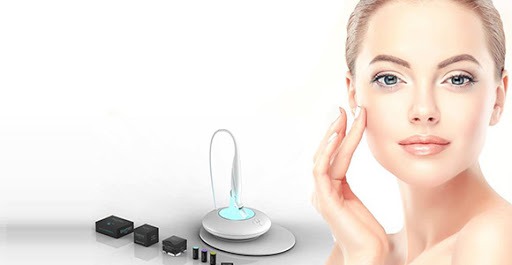 Urządzenie Bloomea do zabiegów na twarz z wymiennymi końcówkami, prezentowane obok portretu kobiety dotykającej policzka.