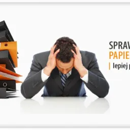 Zestresowany mężczyzna w garniturze, trzymający się za głowę, obok stosu czarnych i pomarańczowych segregator&oacute;w; po prawej stronie napis 'SPRAWY PAPIERKOWE | lepiej powierzyć nam...'