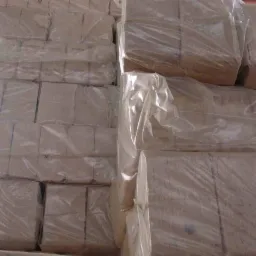 Stosy palet z pelletem drzewnym fi6 i fi8, zapakowane w przezroczystą folię, widoczne w magazynie.