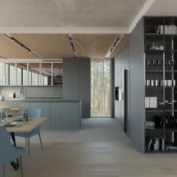 Nowoczesna kuchnia z jadalnią w odcieniach szarości, drewniany sufit z oświetleniem punktowym, stół z niebieskimi krzesłami i zastawą, widok na las za oknem.