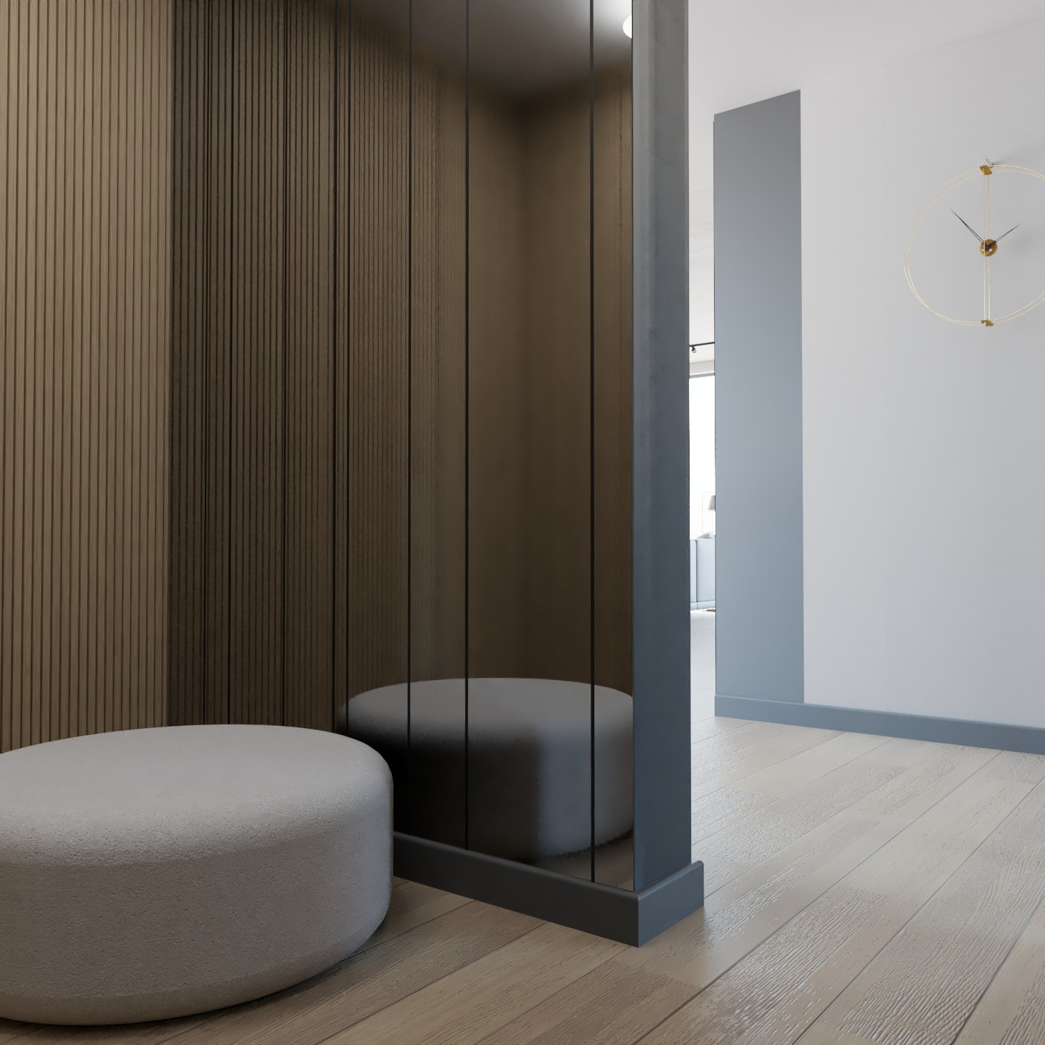 Nowoczesny przedpokój z drewnianą boazerią, okrągłym pufem i minimalistycznym zegarem na białej ścianie, oddzielony szklaną ścianką działową