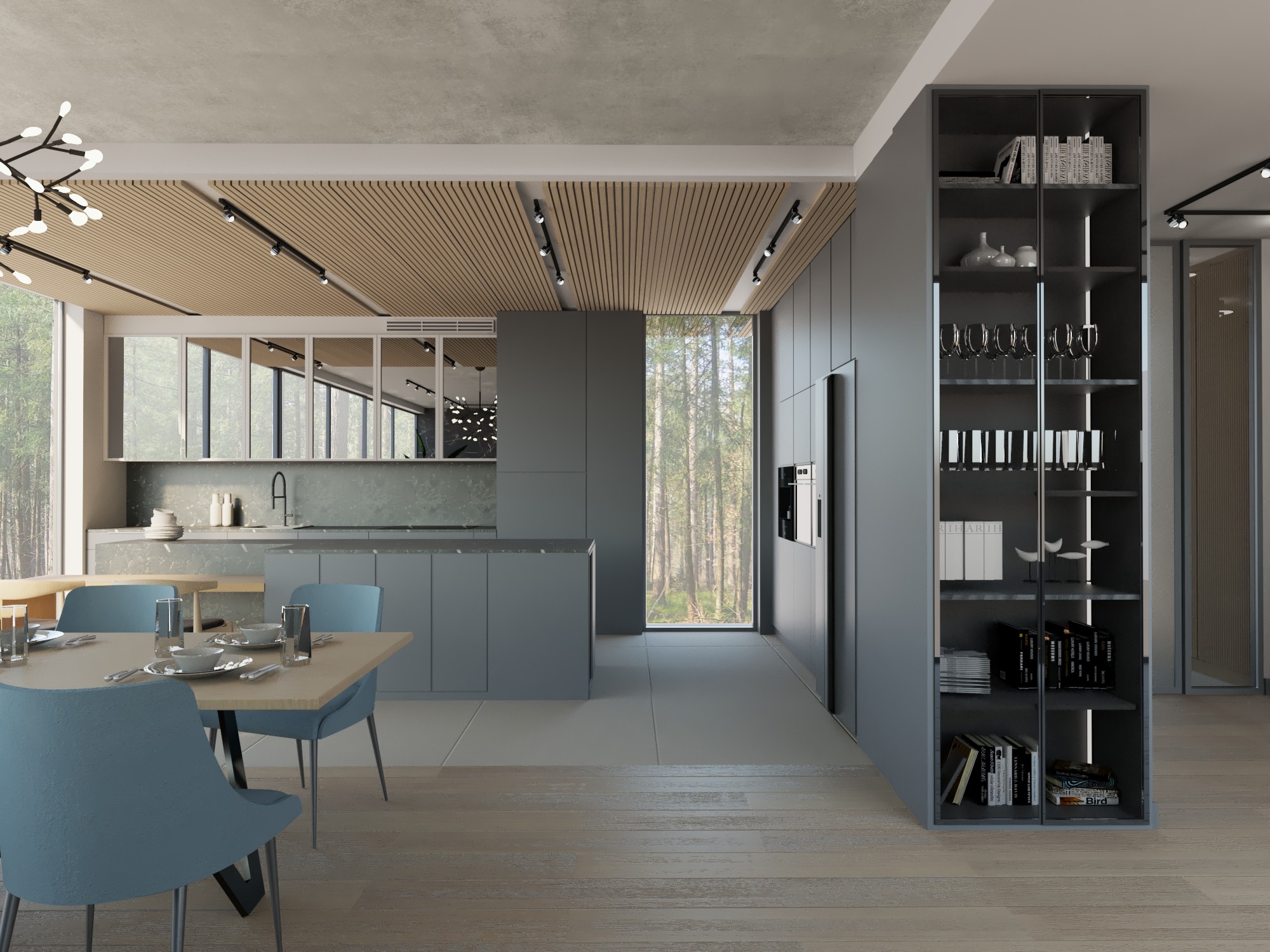 Nowoczesna kuchnia z jadalnią w odcieniach szarości, drewniany sufit z oświetleniem punktowym, stół z niebieskimi krzesłami i zastawą, widok na las za oknem.