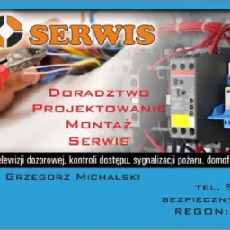Ręka z czerwonymi szczypcami tnąca przewód elektryczny w szafie sterowniczej z modułami i okablowaniem na tle reklamy firmy GM Serwis oferującej doradztwo, projektowanie, montaż i serwis systemów...