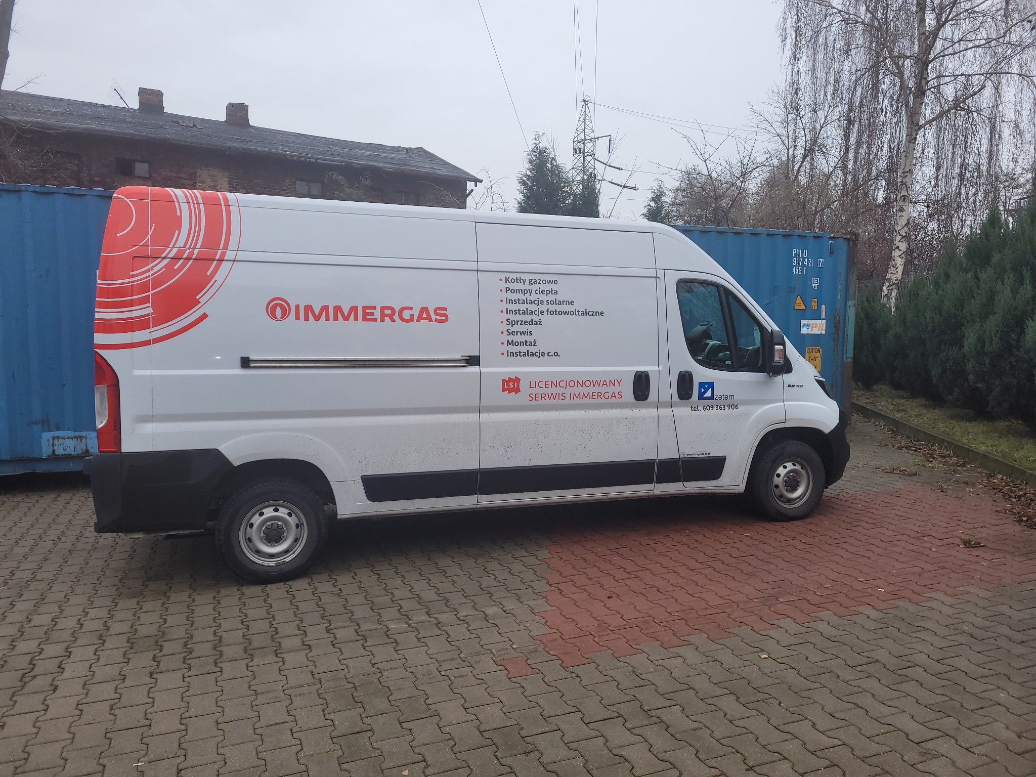 Jeden z samochodów serwisowych