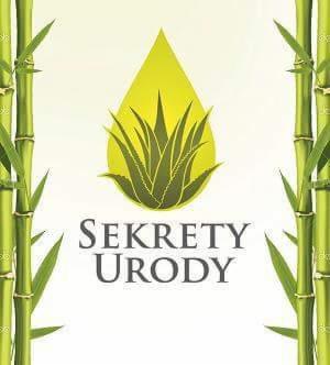Grafika z logo 'Sekrety Urody' przedstawiająca kroplę z aloesem wewnątrz, otoczoną łodygami bambusa po bokach, na jasnym tle.
