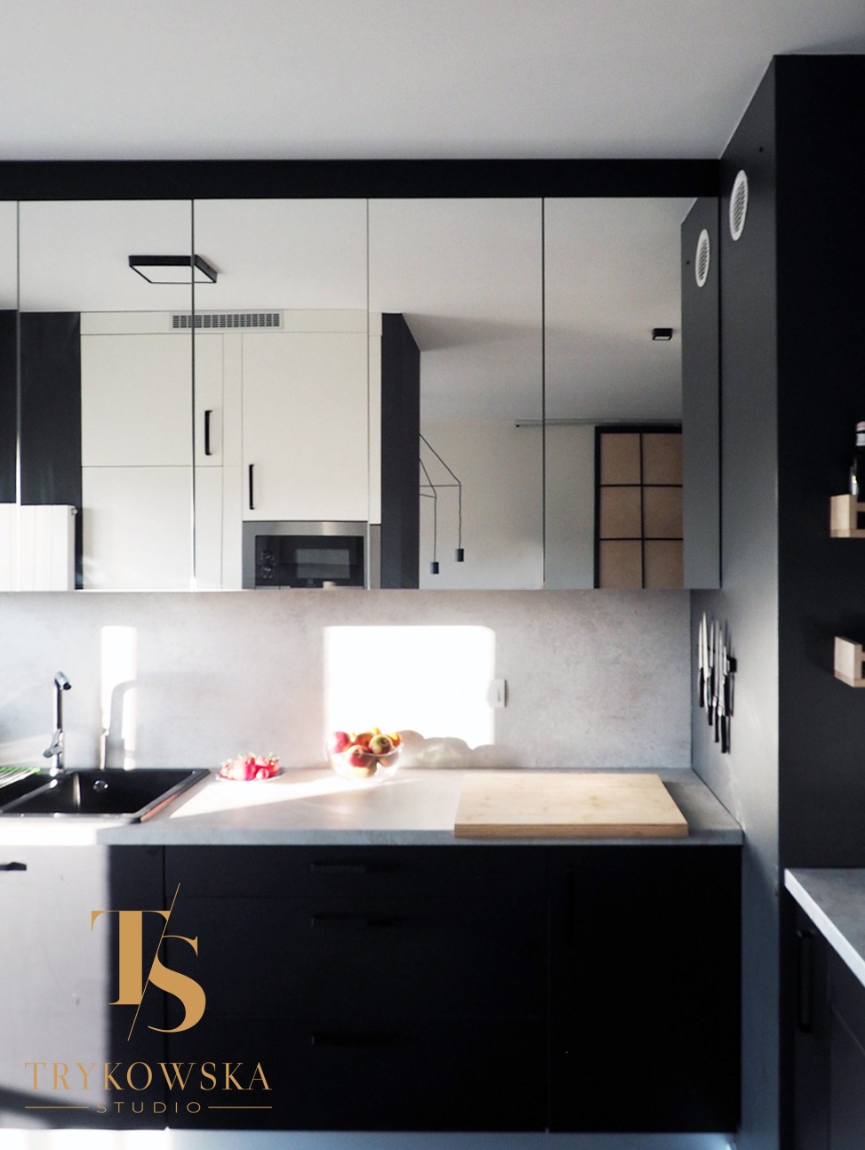 Półotwarta kuchnia w apartamencie we Wrocławiu.