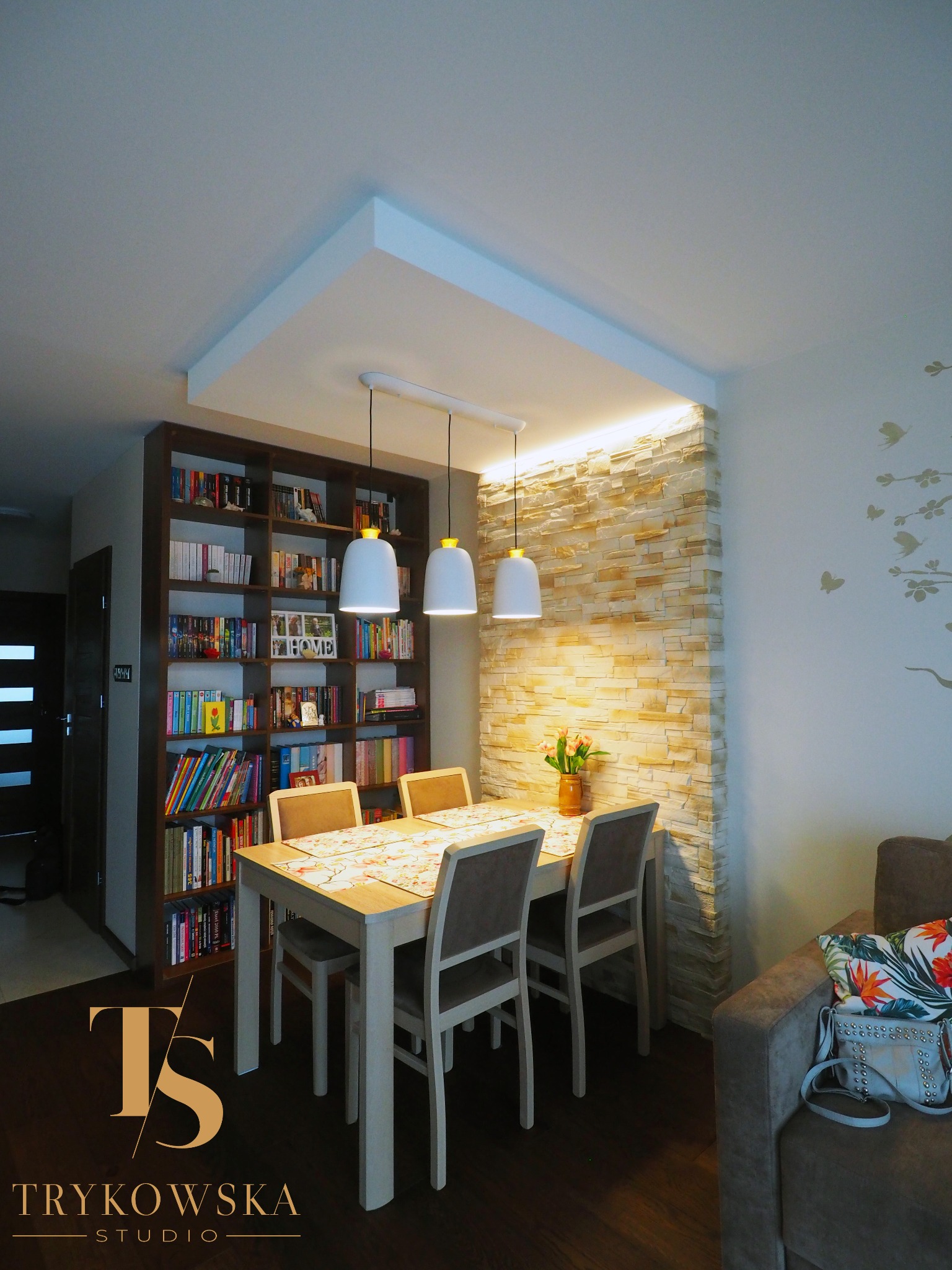 Wydzielona przestrzeń jadalni w salonie, Wrocław.