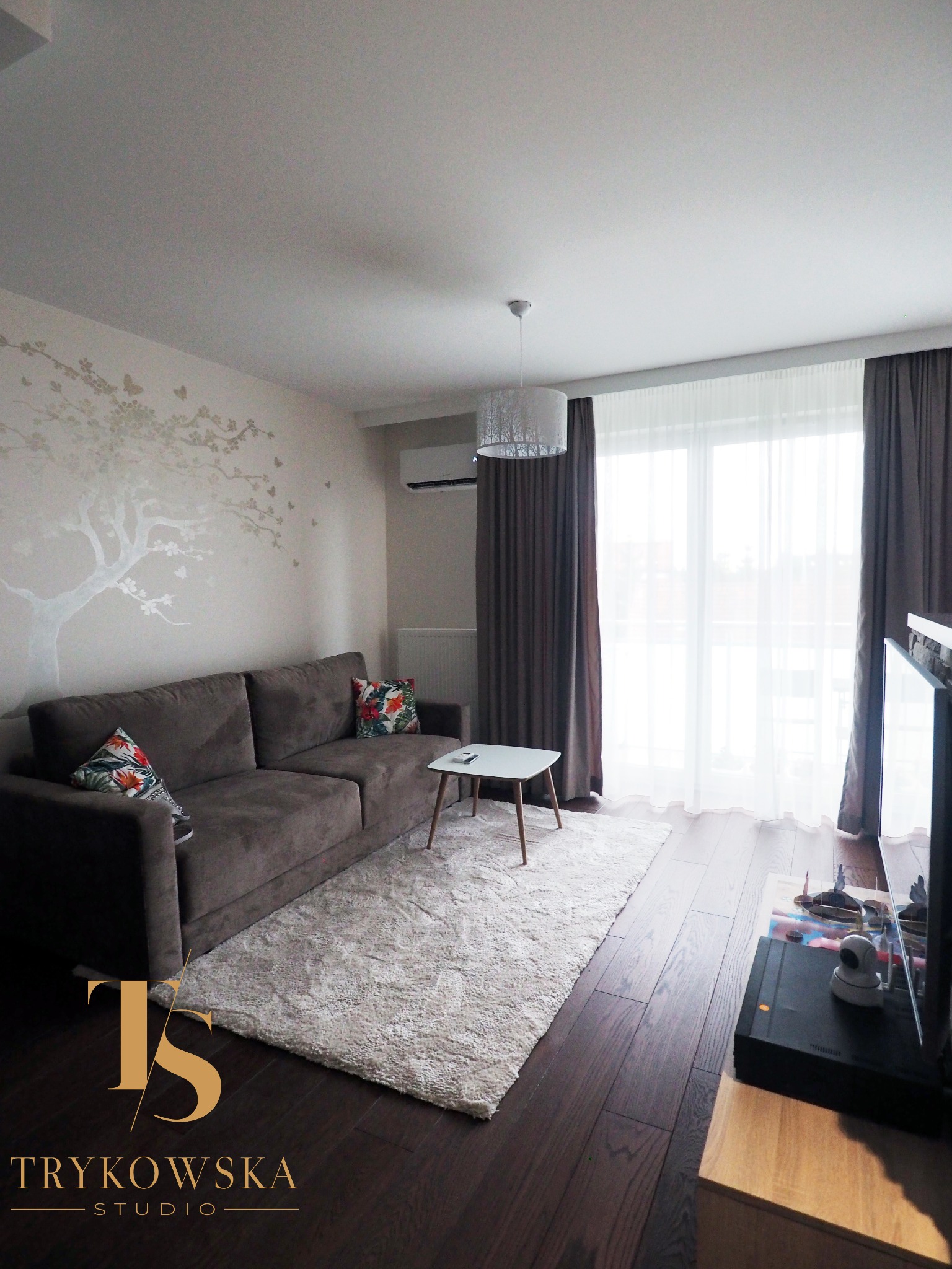 Salon w beżach i brązach w mieszkaniu we Wrocławiu.