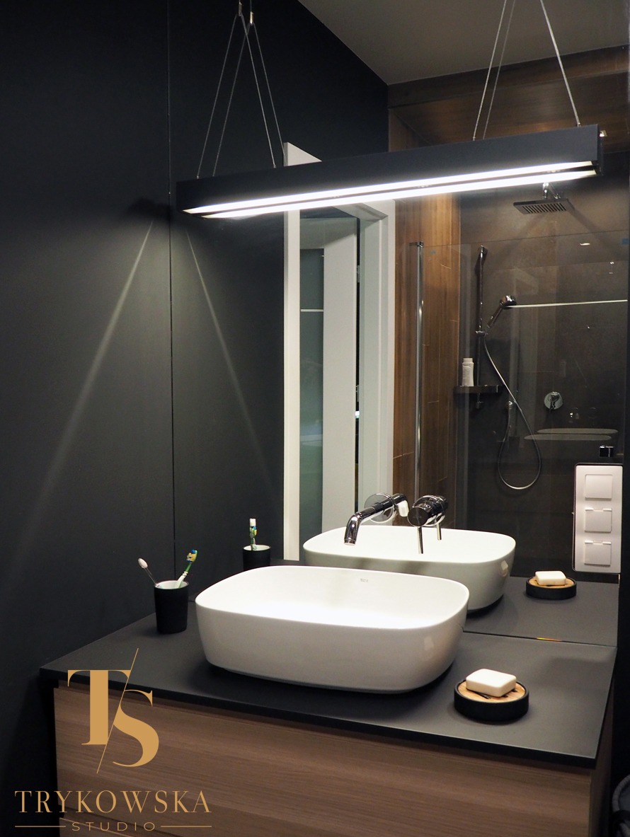 Ciemna łazienka z dużym lustrem, apartament we Wrocławiu
