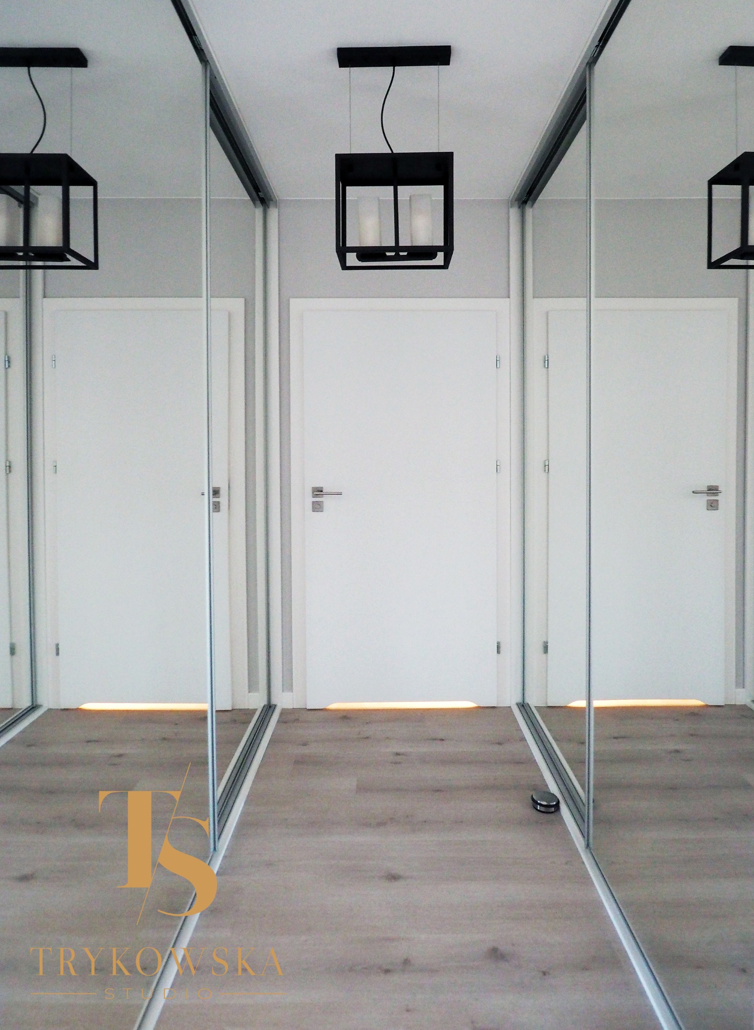 Przedpokój z szafą z lustrzanymi drzwiami, Wrocław.