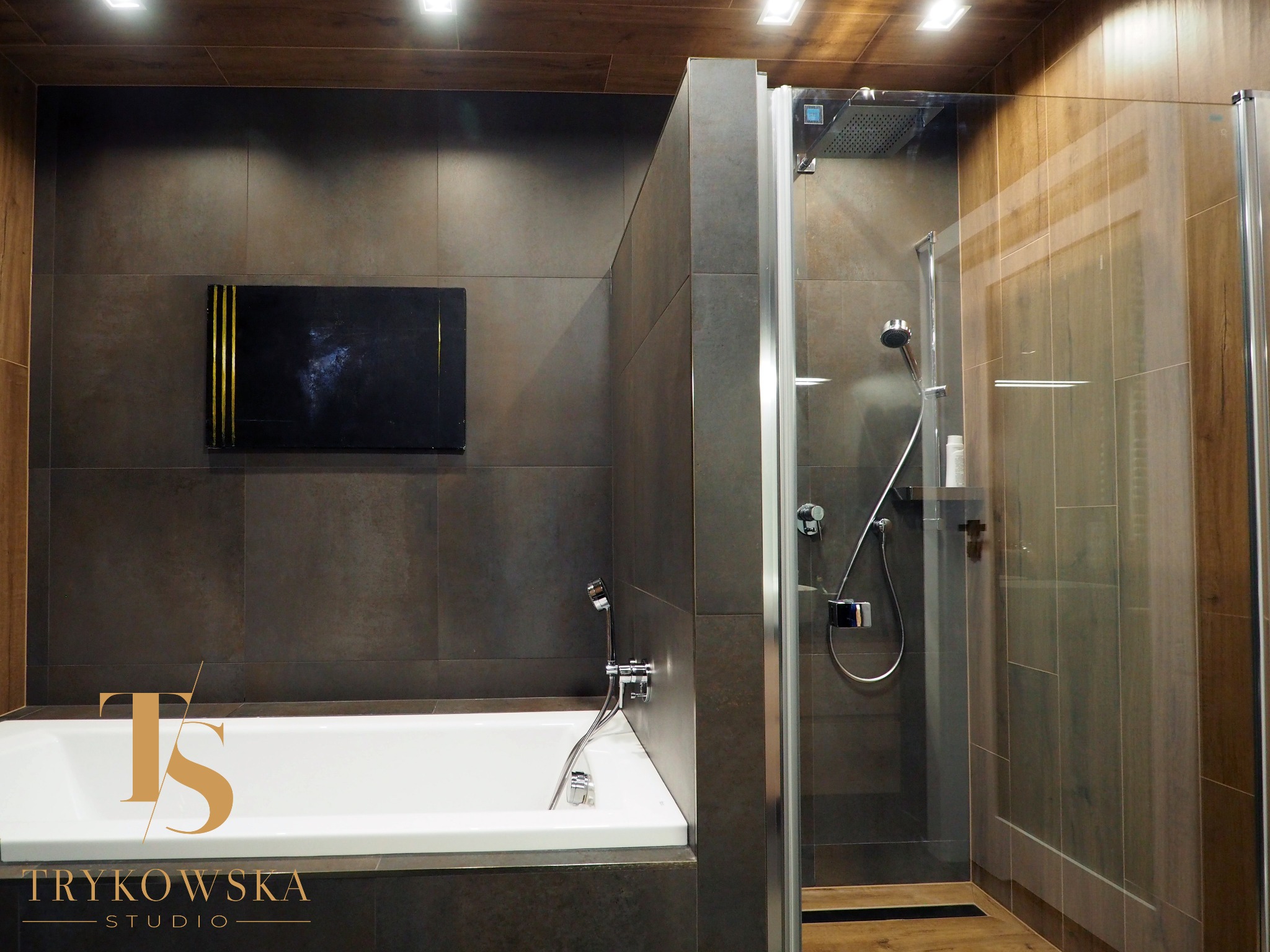 Ciemna łazienka z wanną i prysznicem w apartamencie we Wrocławiu.